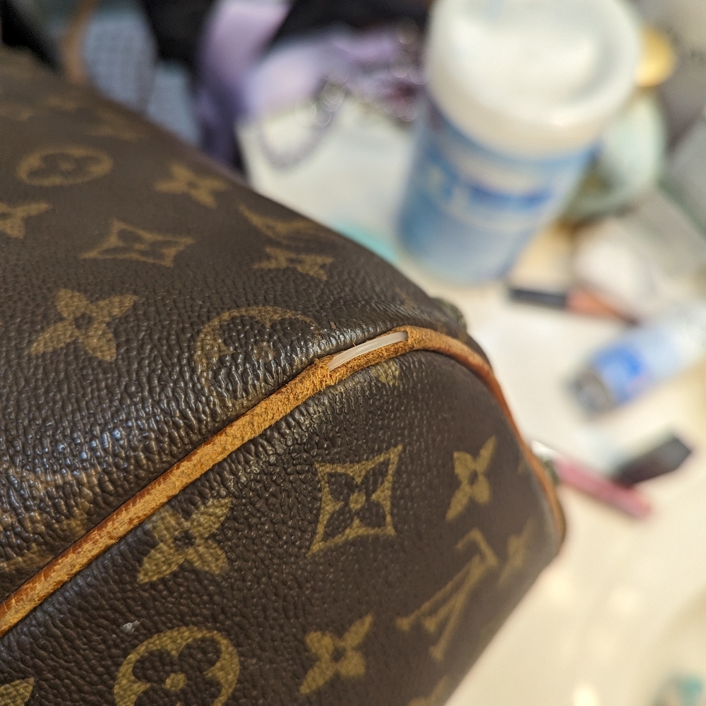 Louis Vuitton trivoli hand bag.